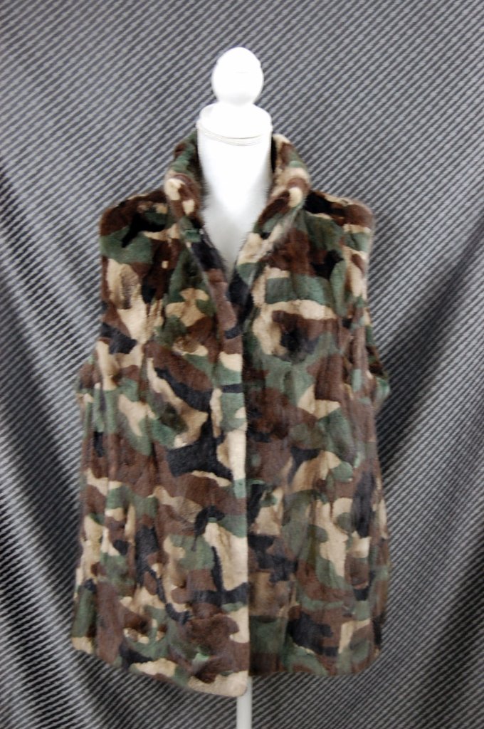 カモフラ柄　ミンクベストの画像