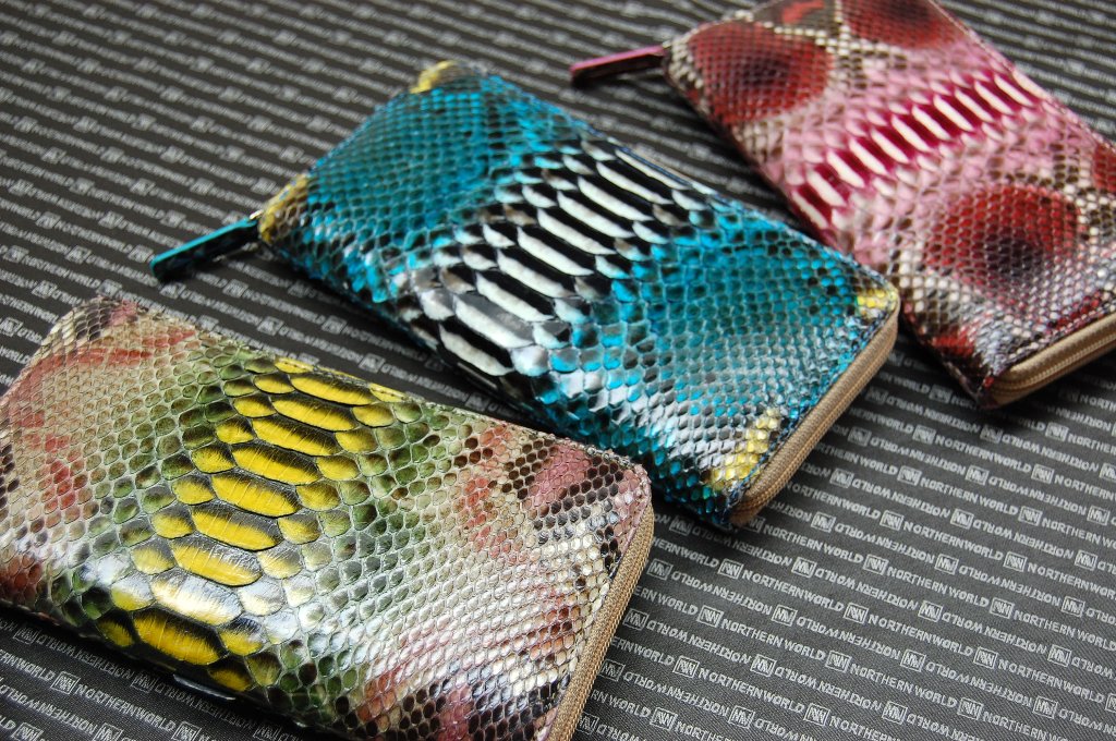 シャイニングパイソン　ラウンド長財布の画像