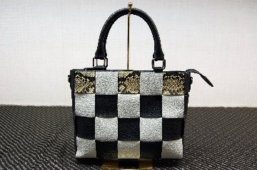 カーフ＆パイソンレザー　イントレチャートハンドバッグの画像