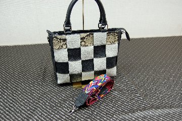 カーフ＆パイソンレザー　イントレチャートハンドバッグの画像