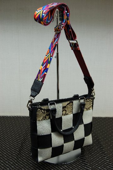 カーフ＆パイソンレザー　イントレチャートハンドバッグの画像