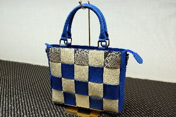 カーフ＆パイソンレザー　イントレチャートハンドバッグの画像