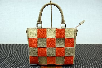 カーフ＆パイソンレザー　イントレチャートハンドバッグの画像