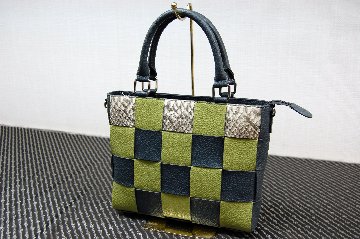カーフ＆パイソンレザー　イントレチャートハンドバッグの画像