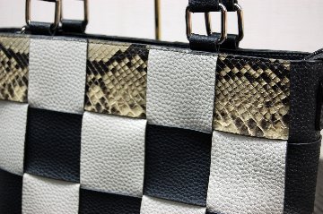 カーフ＆パイソンレザー　イントレチャートハンドバッグの画像
