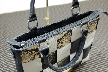 カーフ＆パイソンレザー　イントレチャートハンドバッグの画像