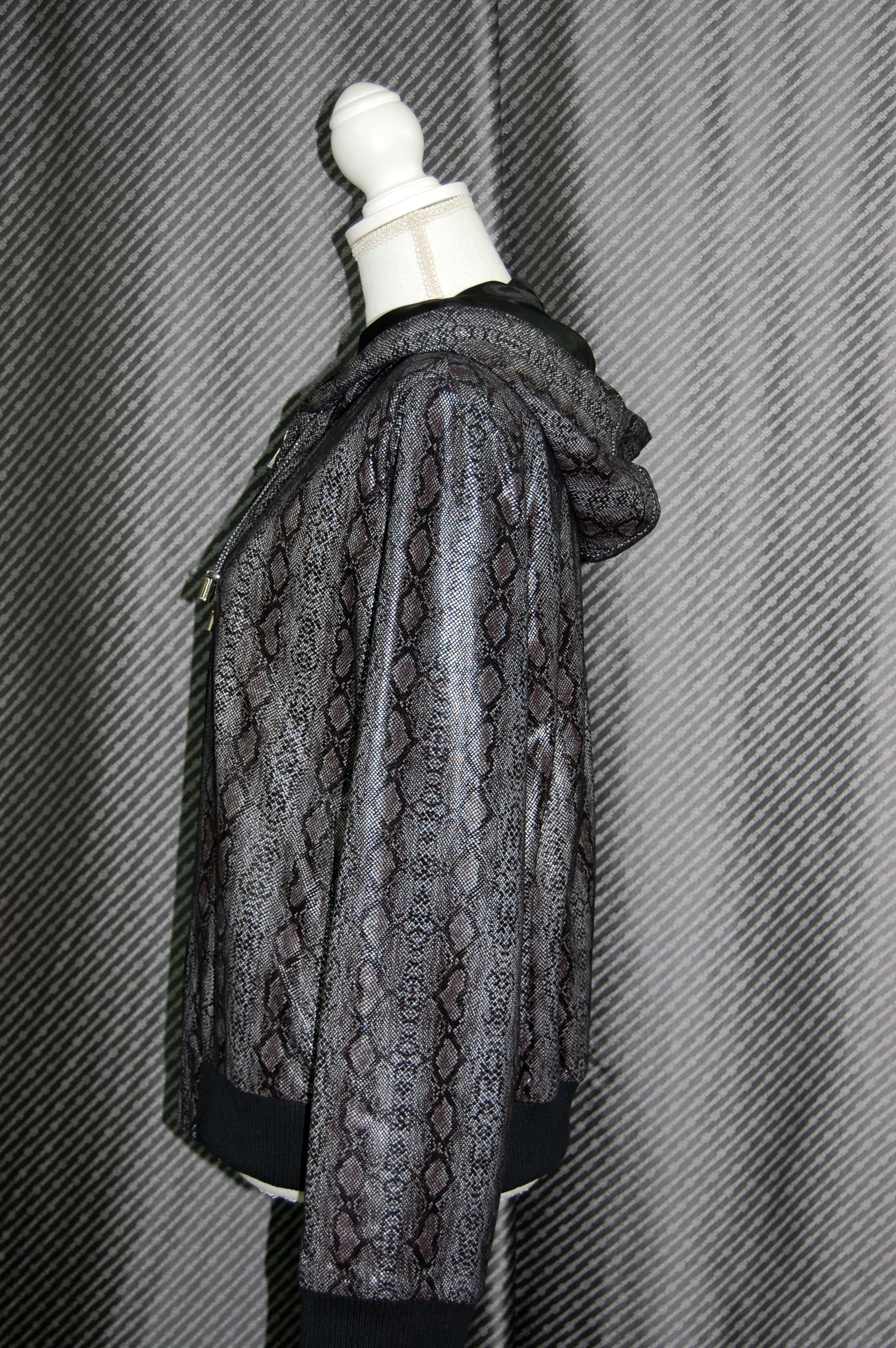 パイソンプリントラムレザー　フーディージャケットの画像