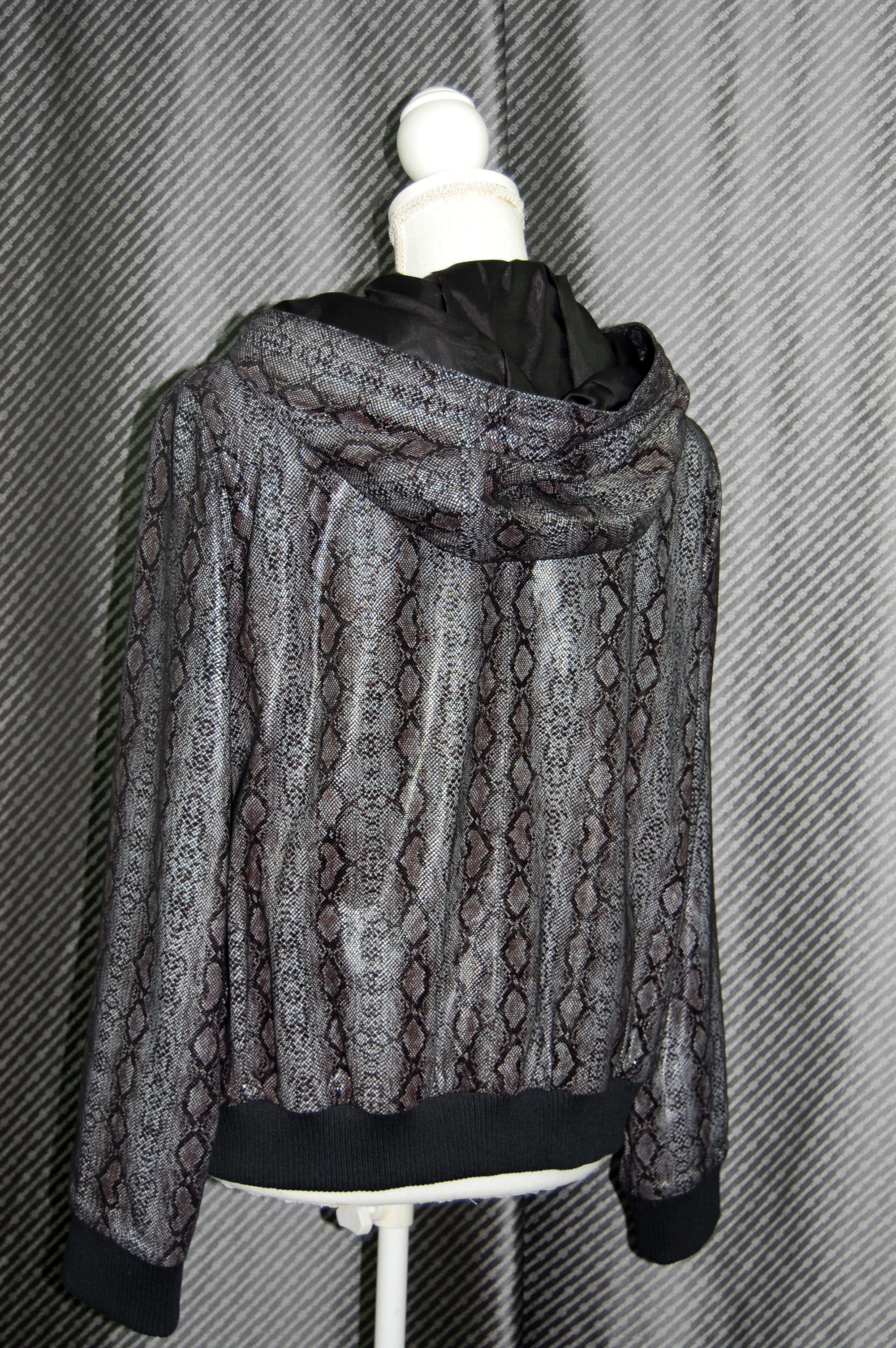 パイソンプリントラムレザー　フーディージャケットの画像