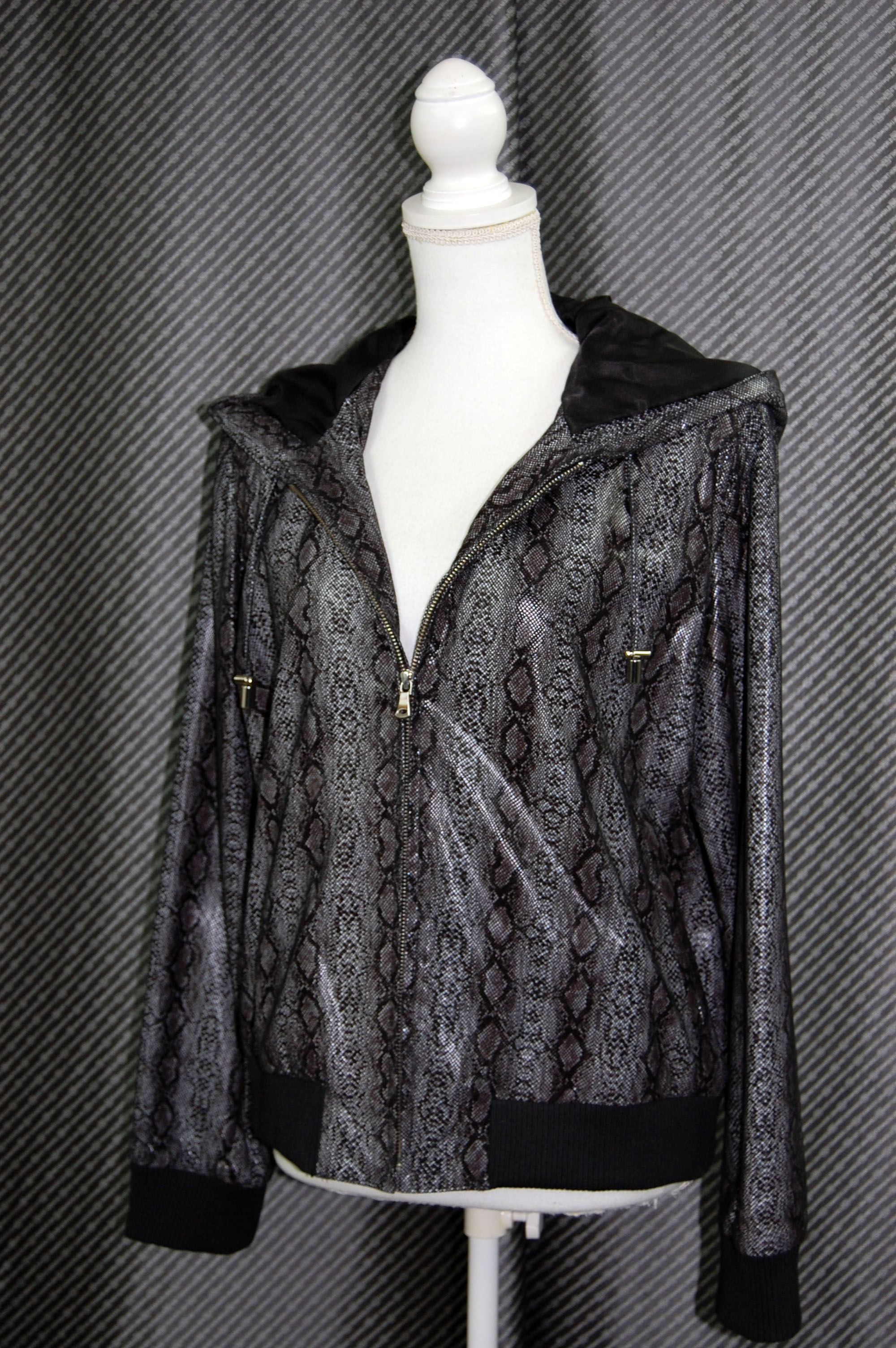 パイソンプリントラムレザー　フーディージャケットの画像