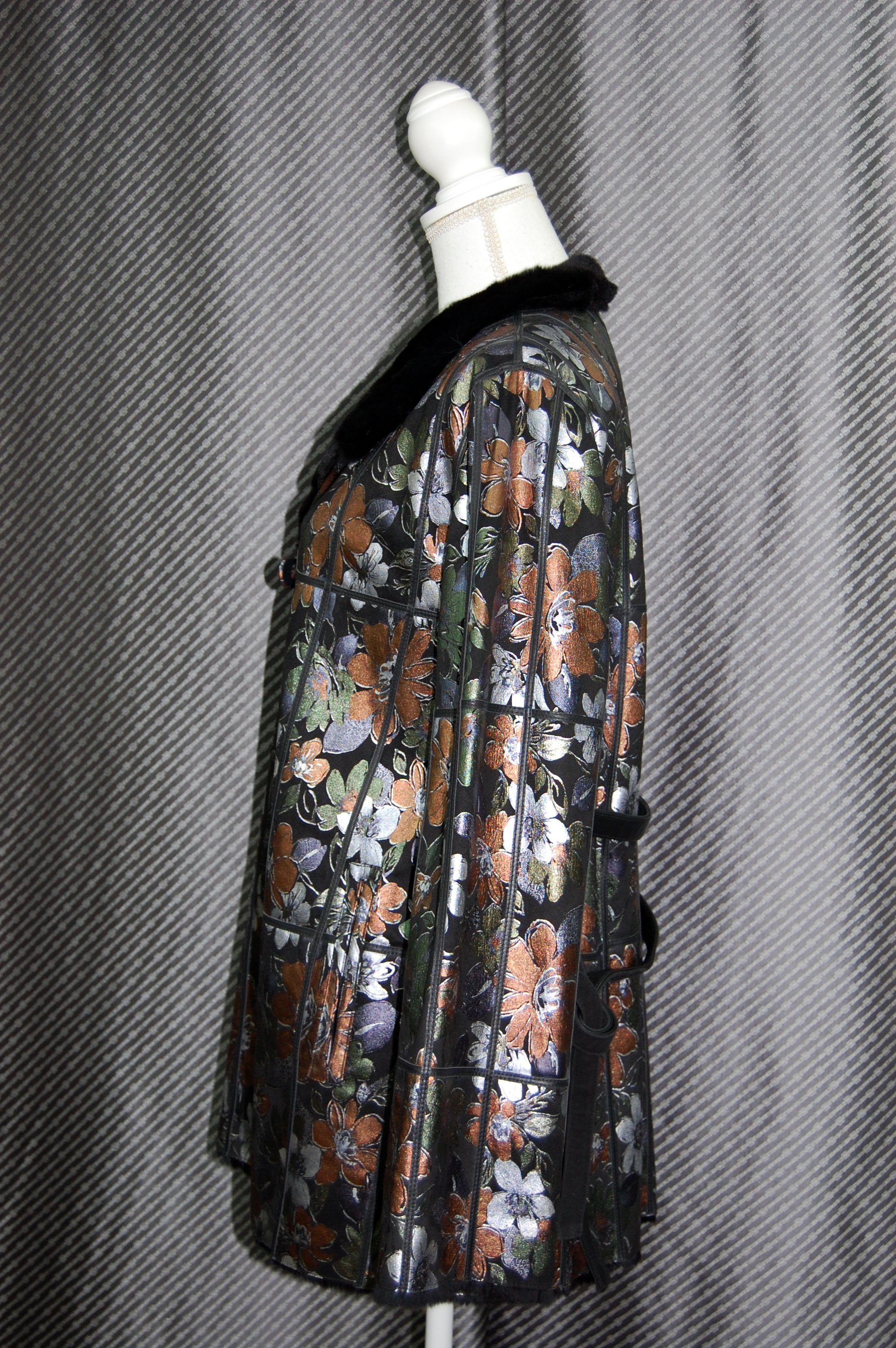 プラックトウィーゼル　ダブルフェイスジャケット　花柄メタリックプリントの画像