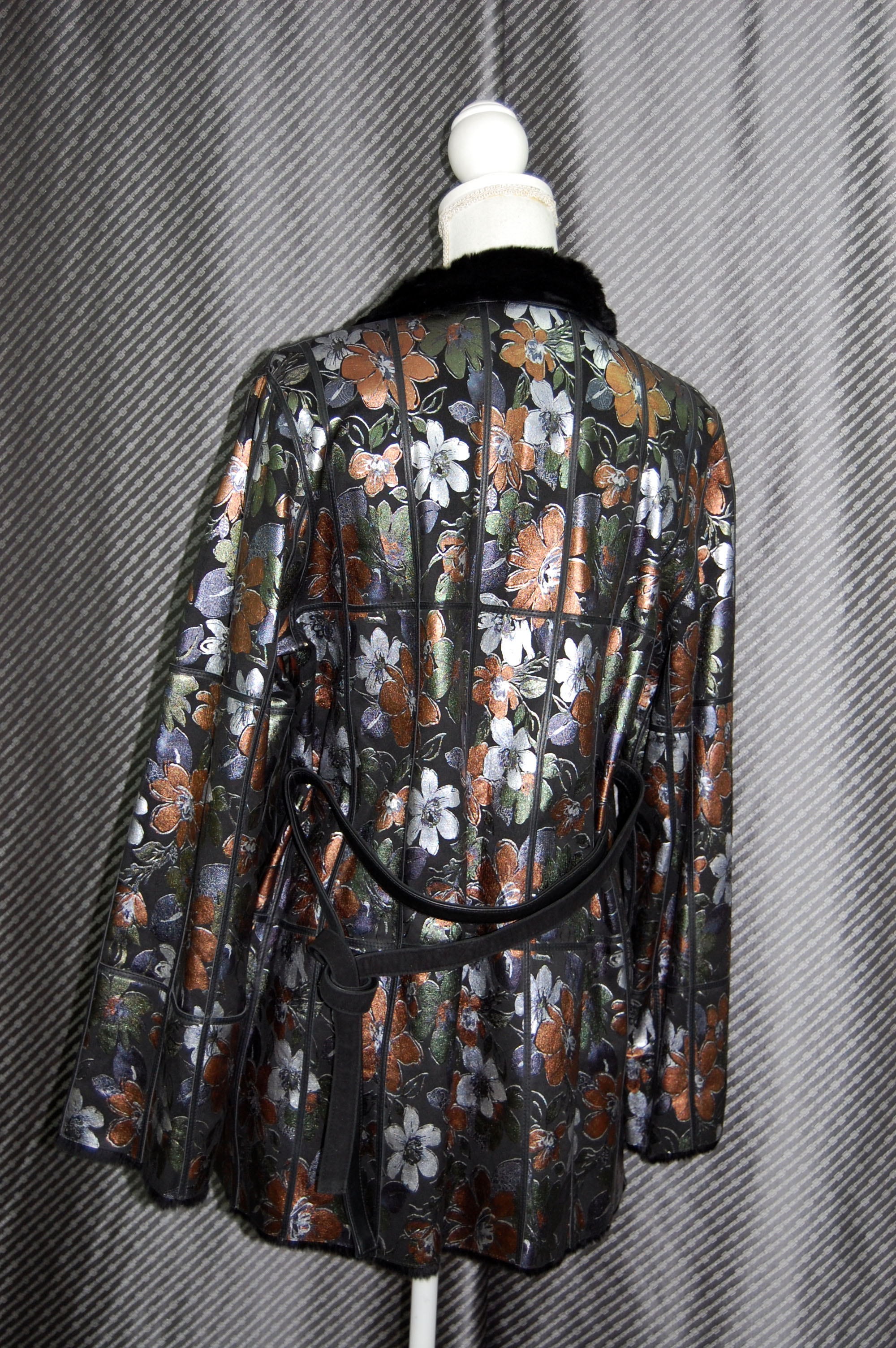 プラックトウィーゼル　ダブルフェイスジャケット　花柄メタリックプリントの画像