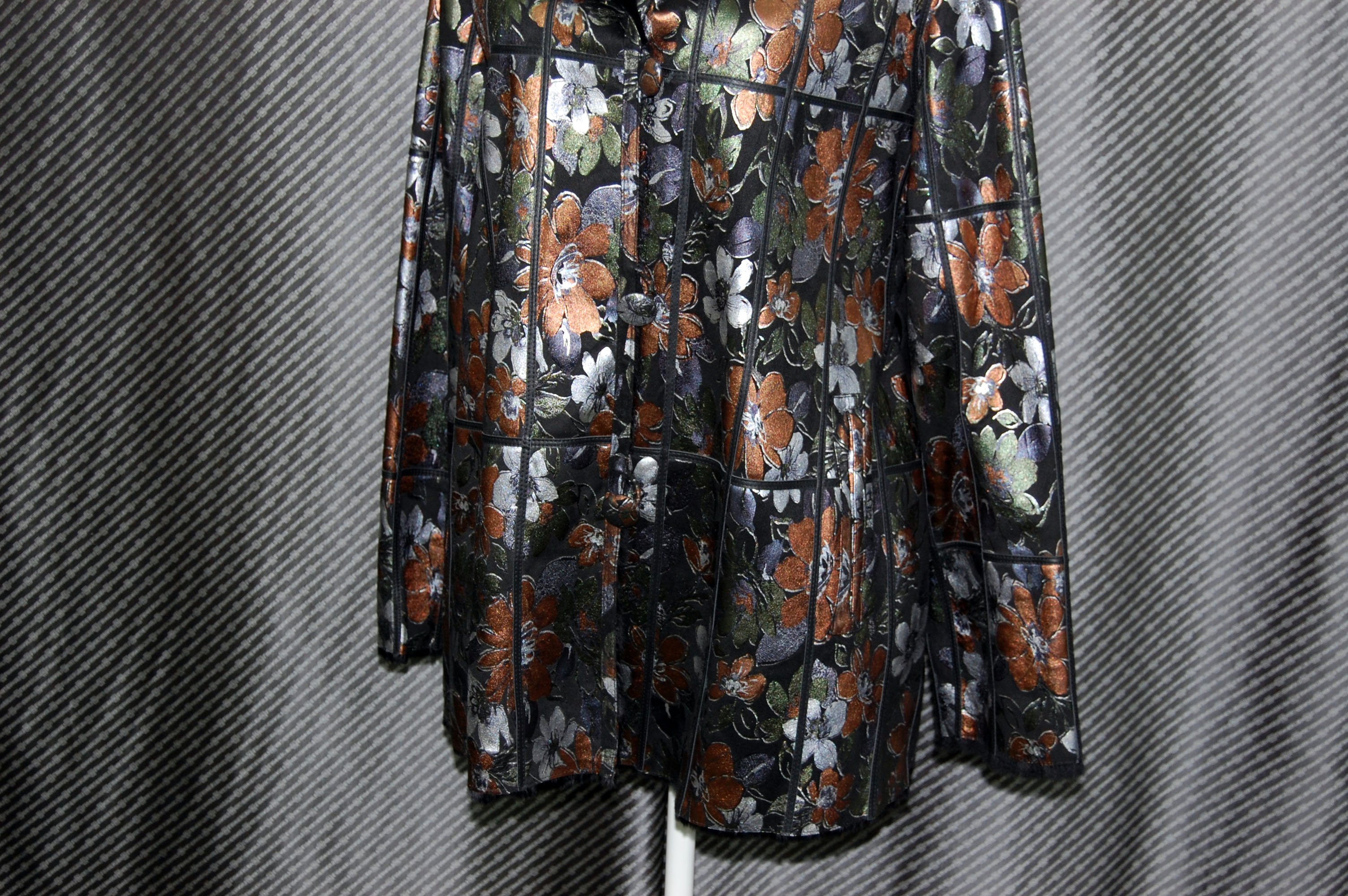 プラックトウィーゼル　ダブルフェイスジャケット　花柄メタリックプリントの画像