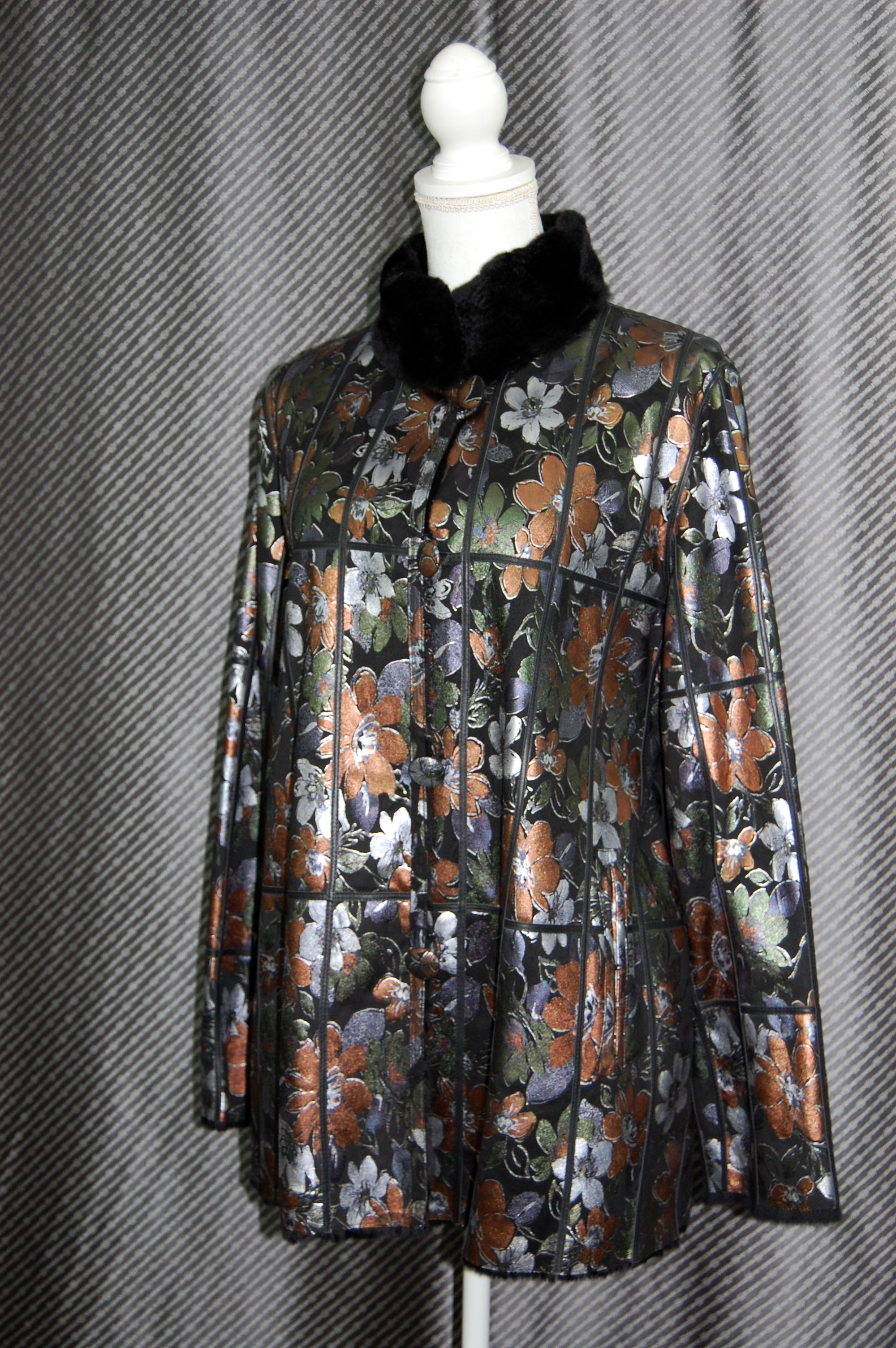 プラックトウィーゼル　ダブルフェイスジャケット　花柄メタリックプリントの画像