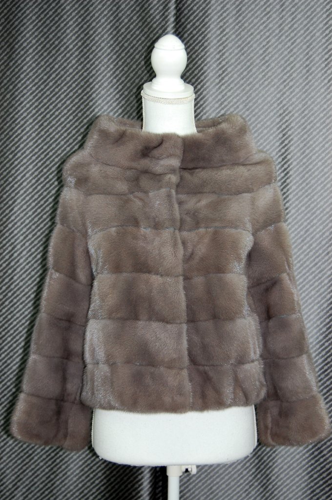 人気の雑貨がズラリ！ HIGH QUALITY FUR FASHION WORLD 毛皮