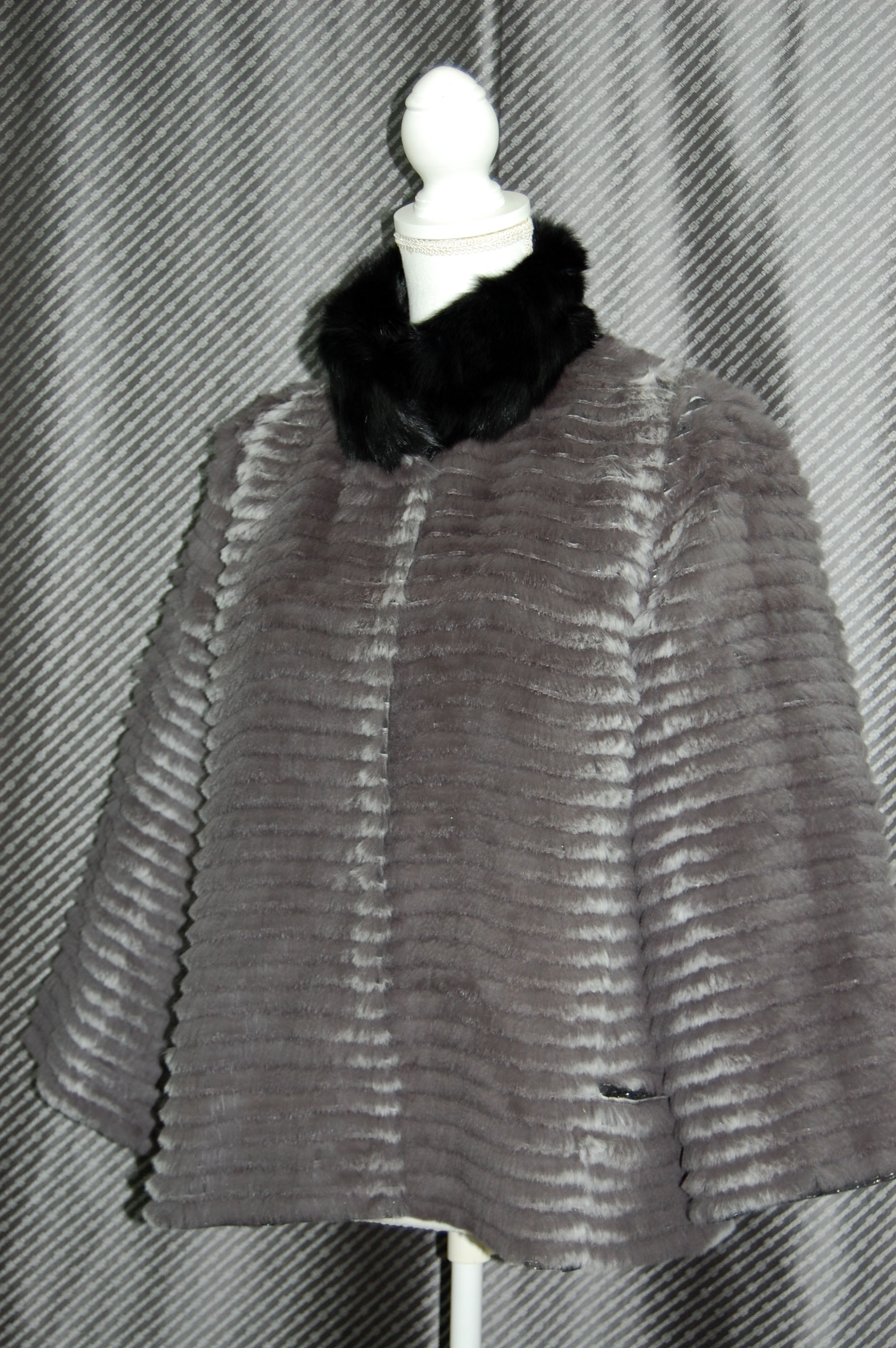 シェアードラビット＆ポリ　リバーシブルジャケット　リスカラーの画像