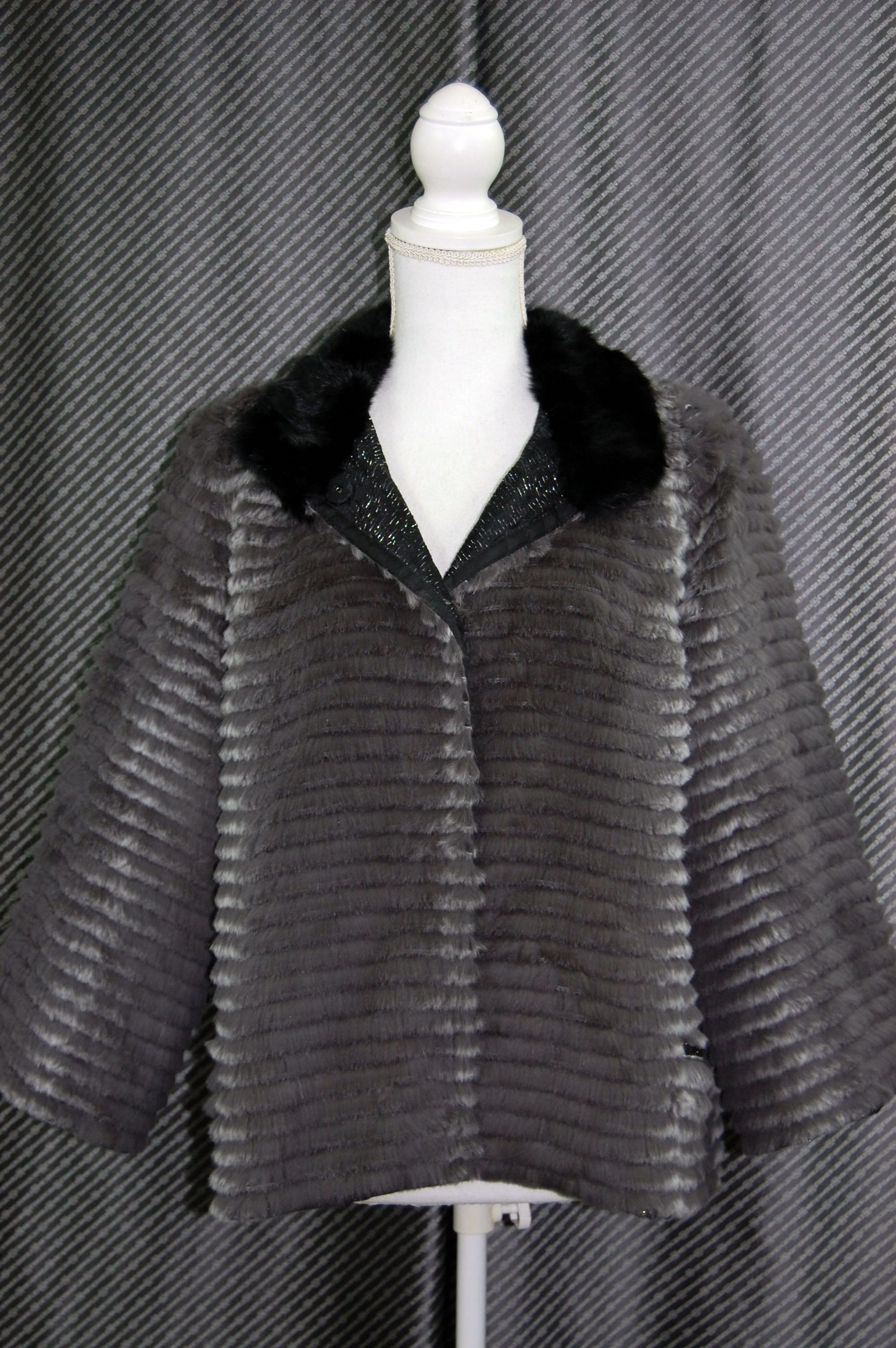 シェアードラビット＆ポリ　リバーシブルジャケット　リスカラーの画像