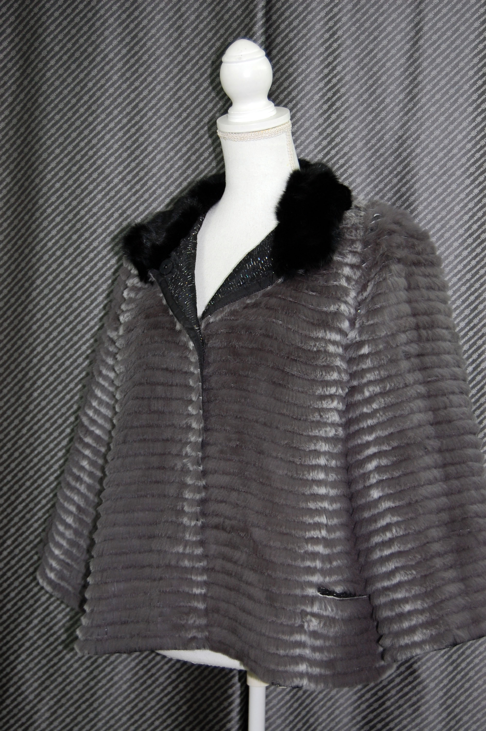 シェアードラビット＆ポリ　リバーシブルジャケット　リスカラーの画像