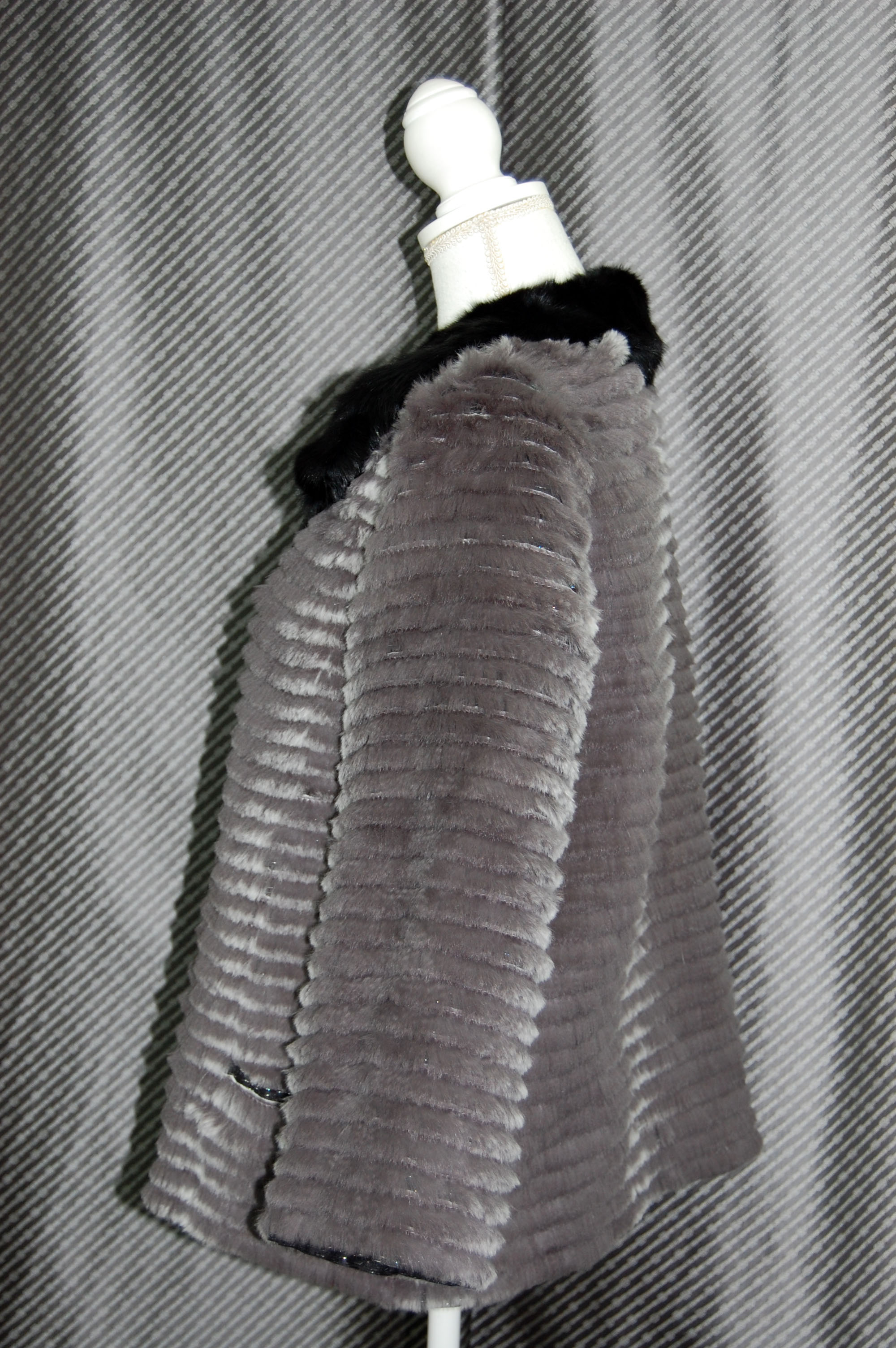 シェアードラビット＆ポリ　リバーシブルジャケット　リスカラーの画像