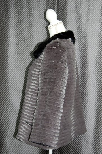 シェアードラビット＆ポリ　リバーシブルジャケット　リスカラーの画像