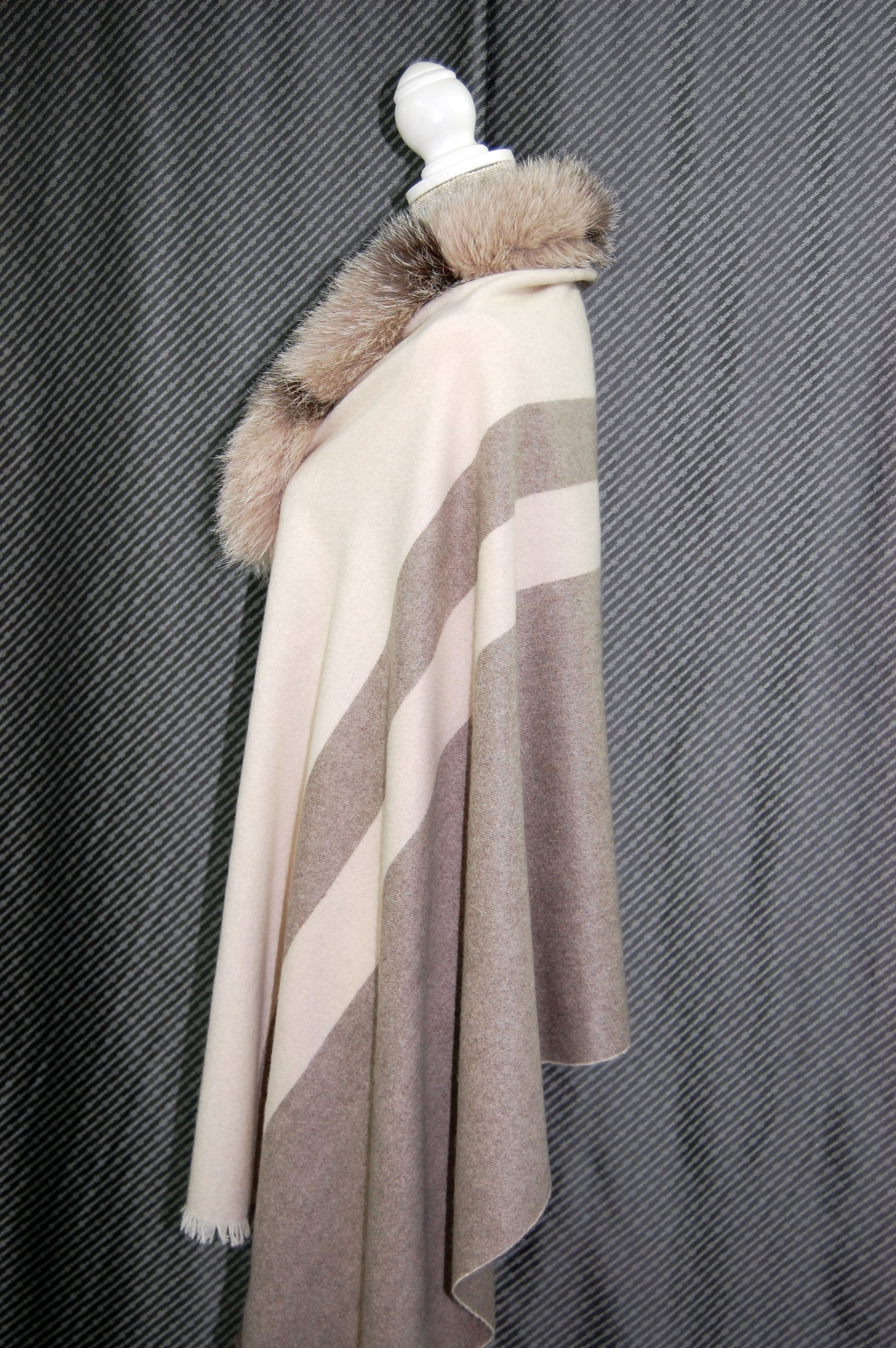 カシミヤ大判ストール　Foxトリムの画像