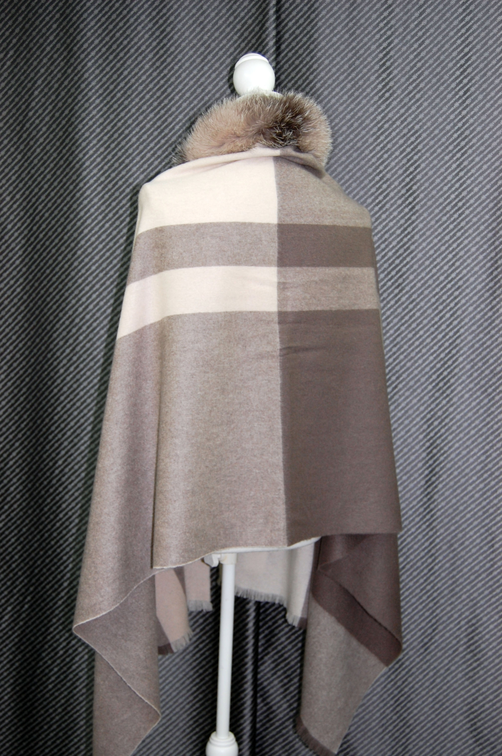 カシミヤ大判ストール　Foxトリムの画像