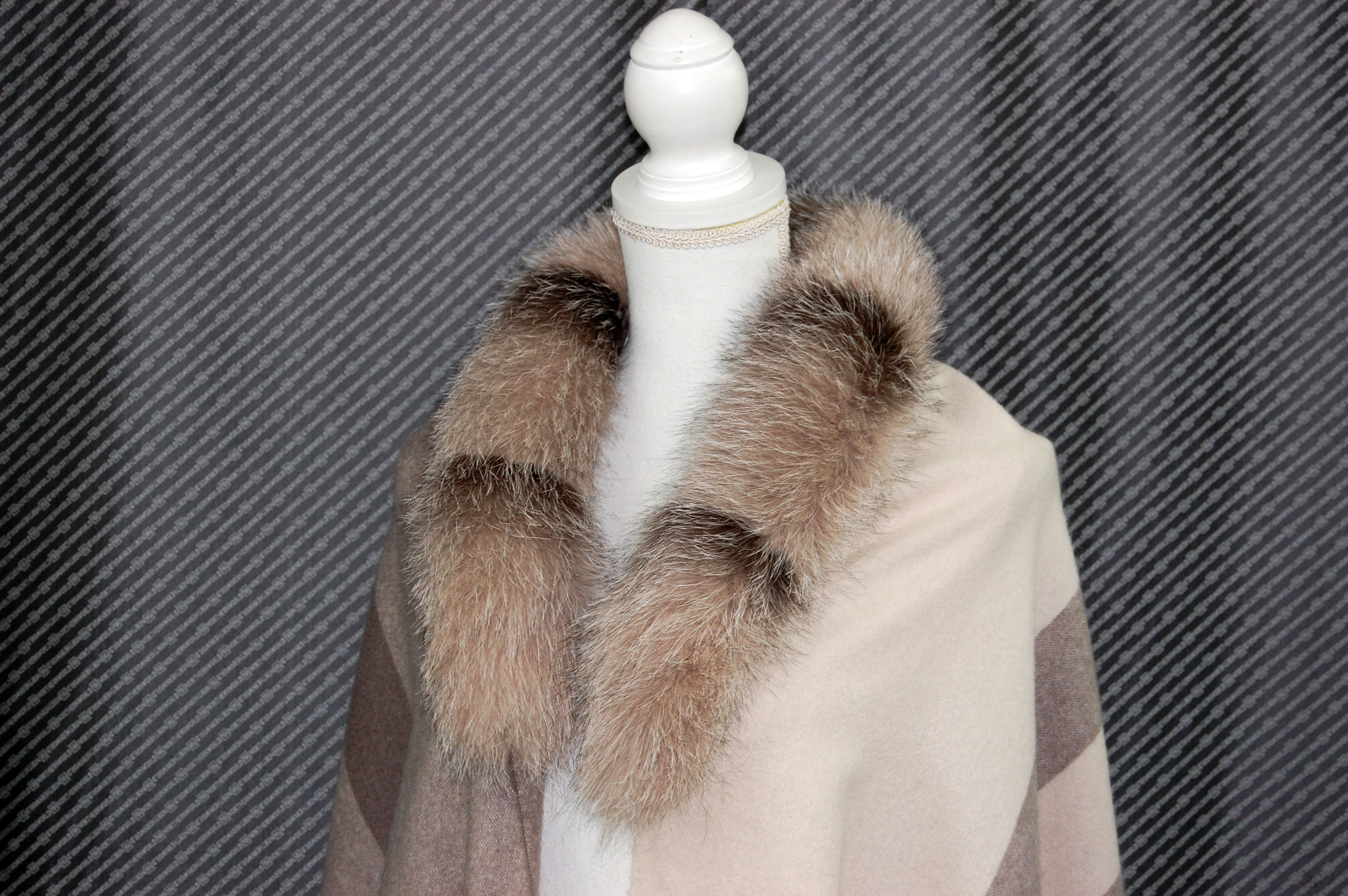 カシミヤ大判ストール　Foxトリムの画像