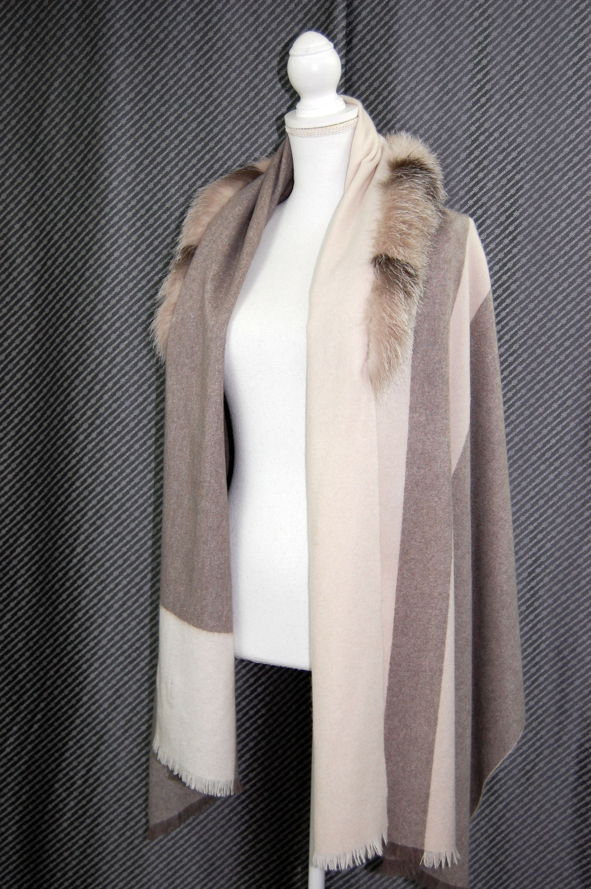 カシミヤ大判ストール　Foxトリムの画像