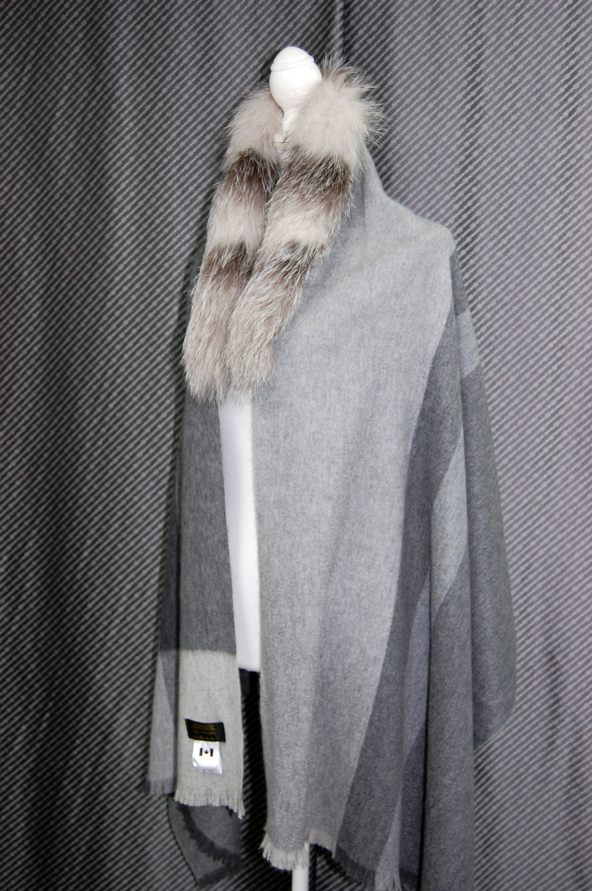 カシミヤ大判ストール　Foxトリムの画像