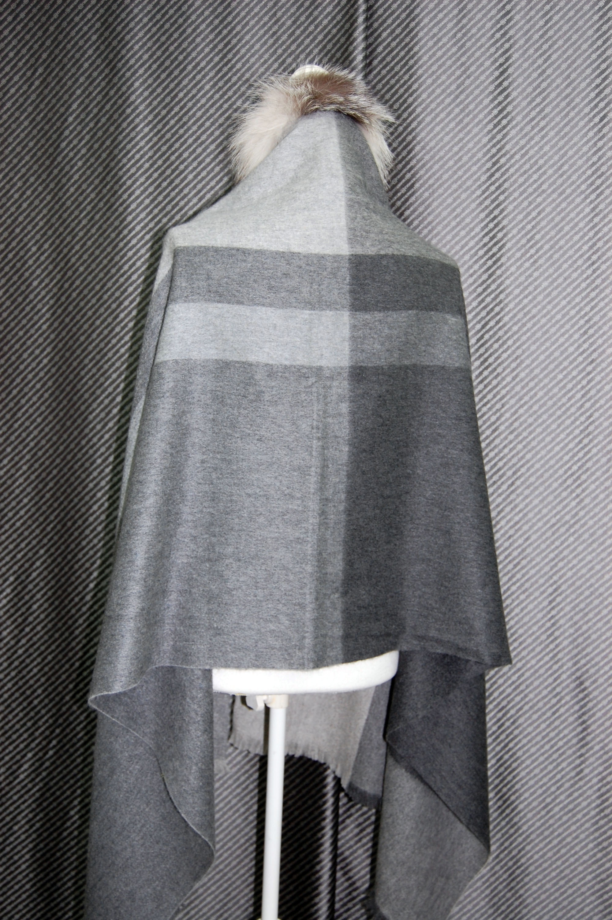 カシミヤ大判ストール　Foxトリムの画像