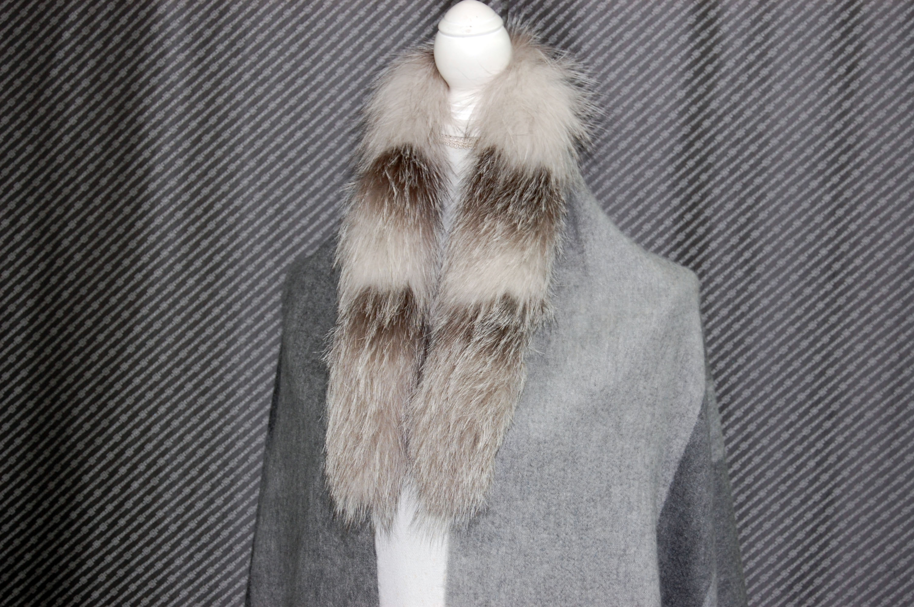 カシミヤ大判ストール　Foxトリムの画像