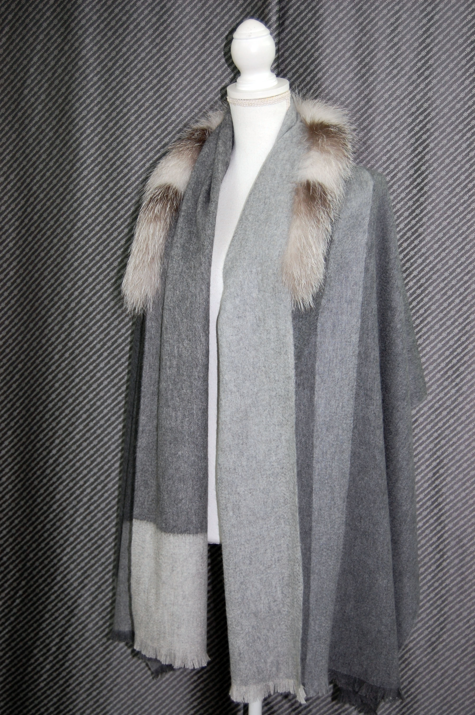 カシミヤ大判ストール　Foxトリムの画像