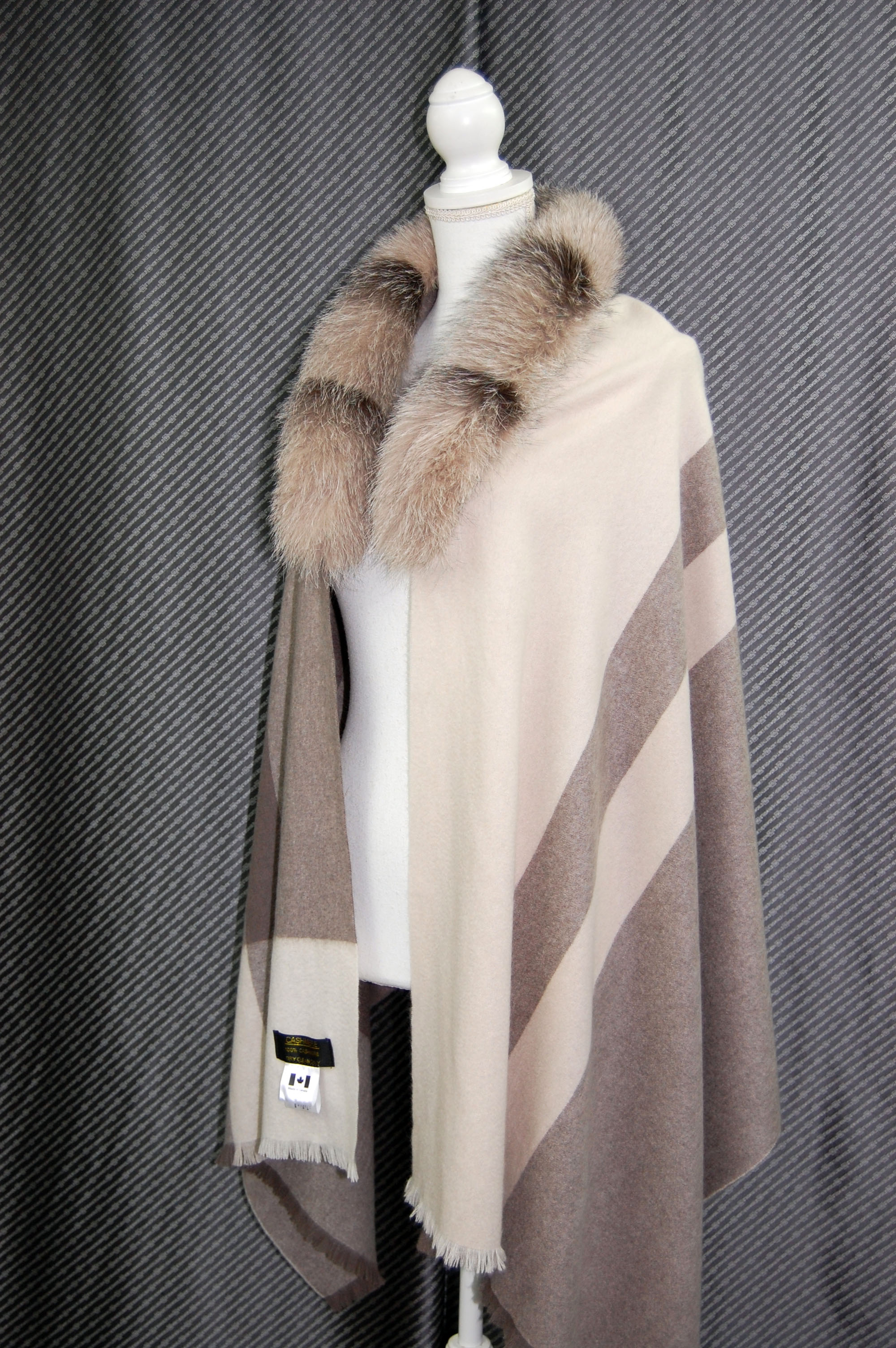 カシミヤ大判ストール　Foxトリムの画像