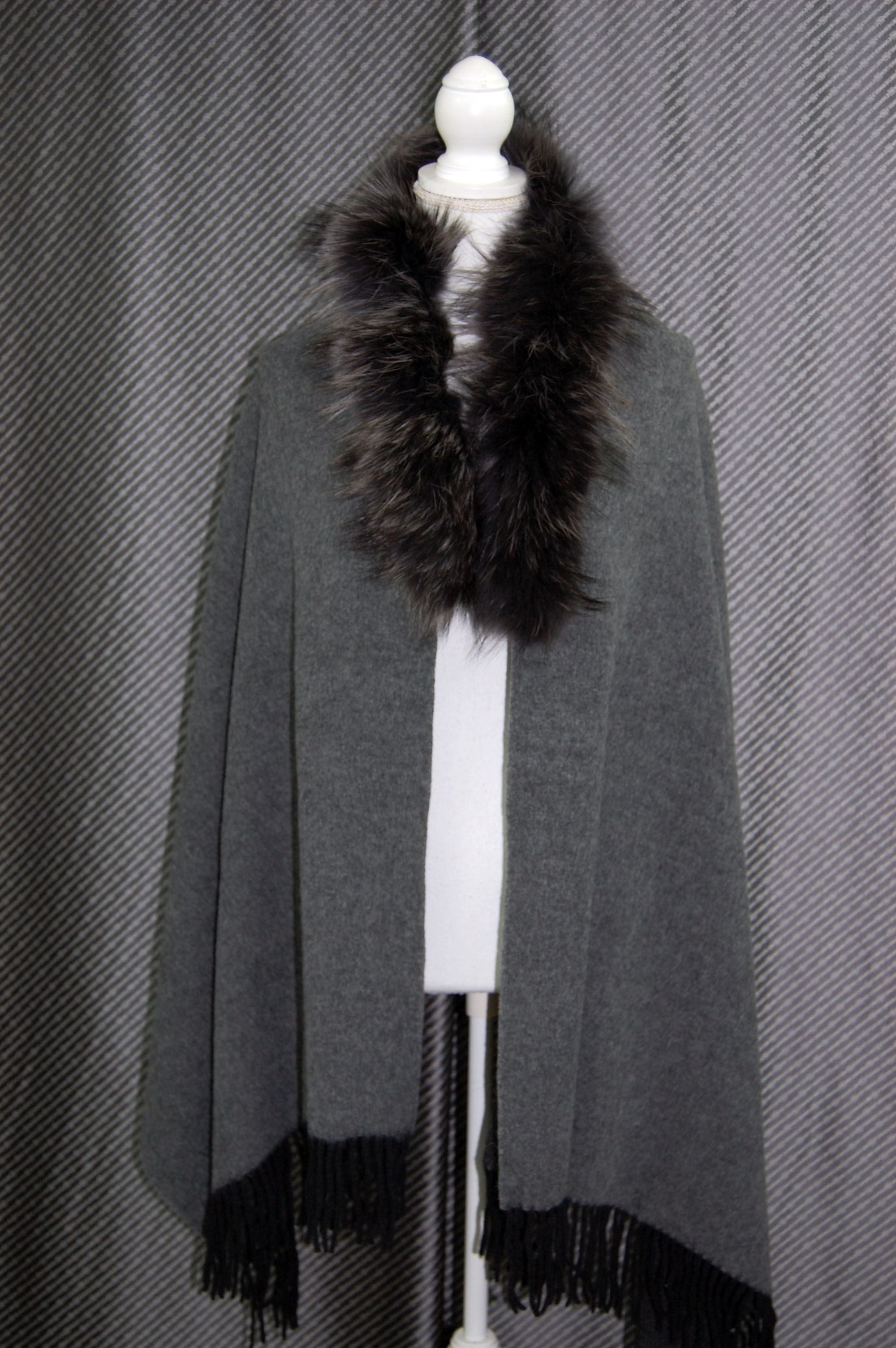 バイカラーウール　大判ストール　チャイナラクーントリムの画像