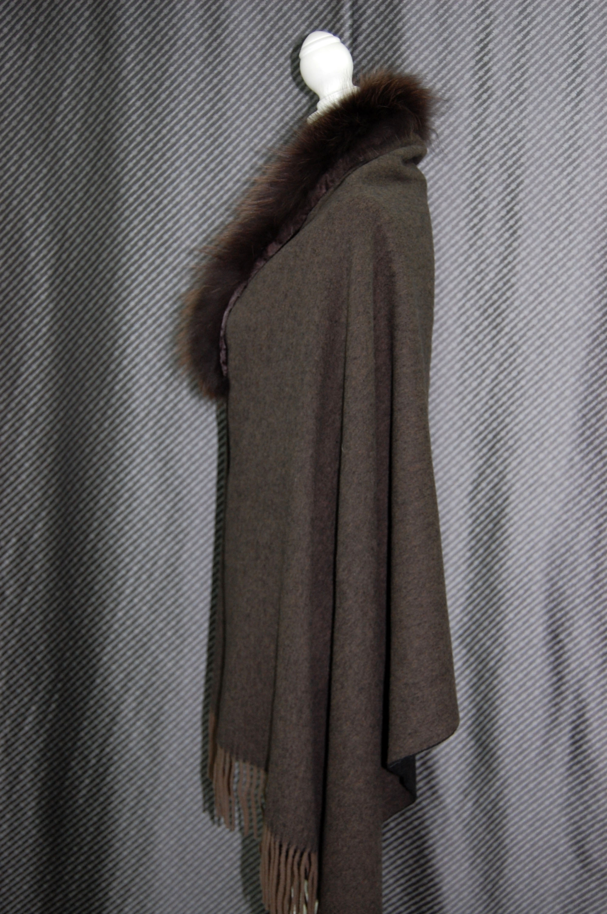 バイカラーウール　大判ストール　チャイナラクーントリムの画像