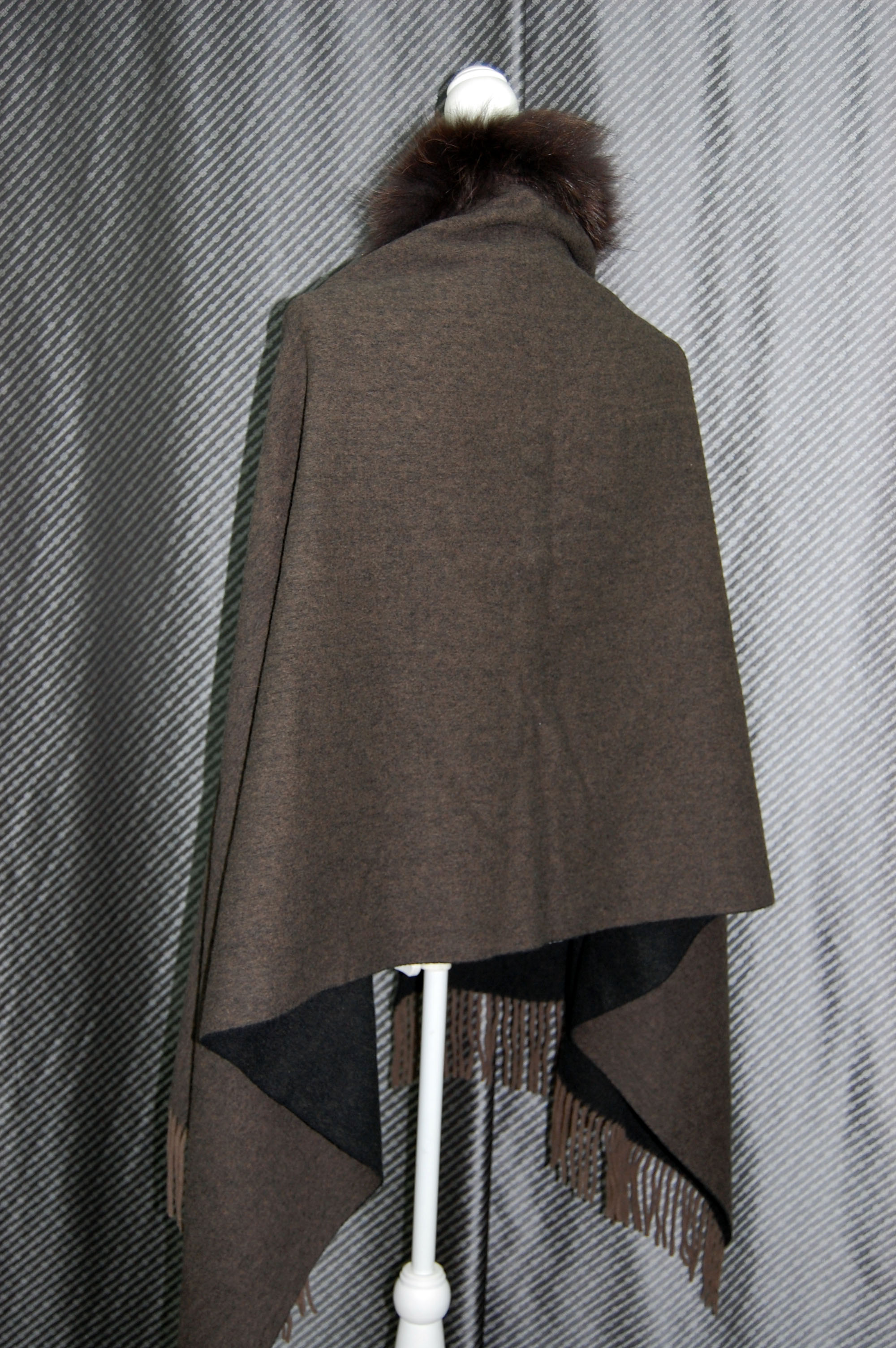 バイカラーウール　大判ストール　チャイナラクーントリムの画像