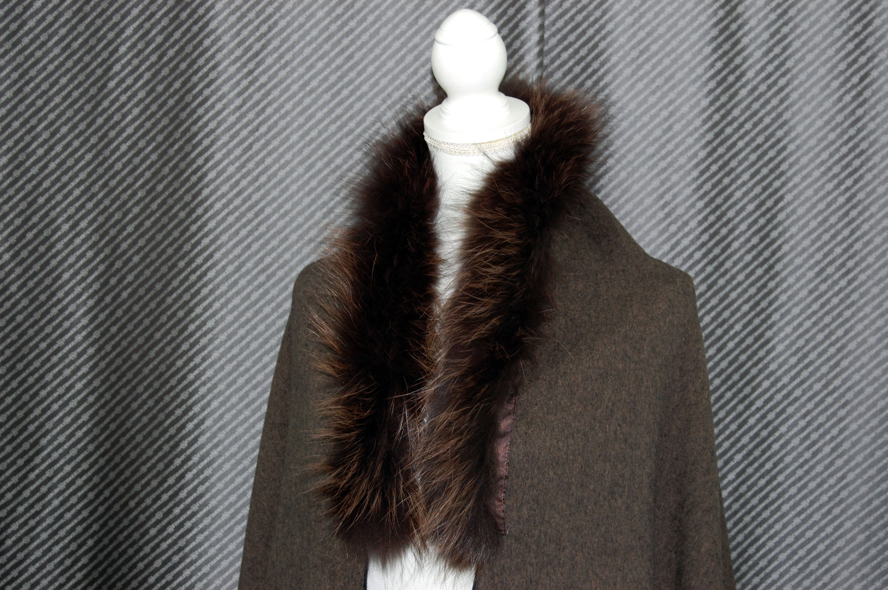 バイカラーウール　大判ストール　チャイナラクーントリムの画像