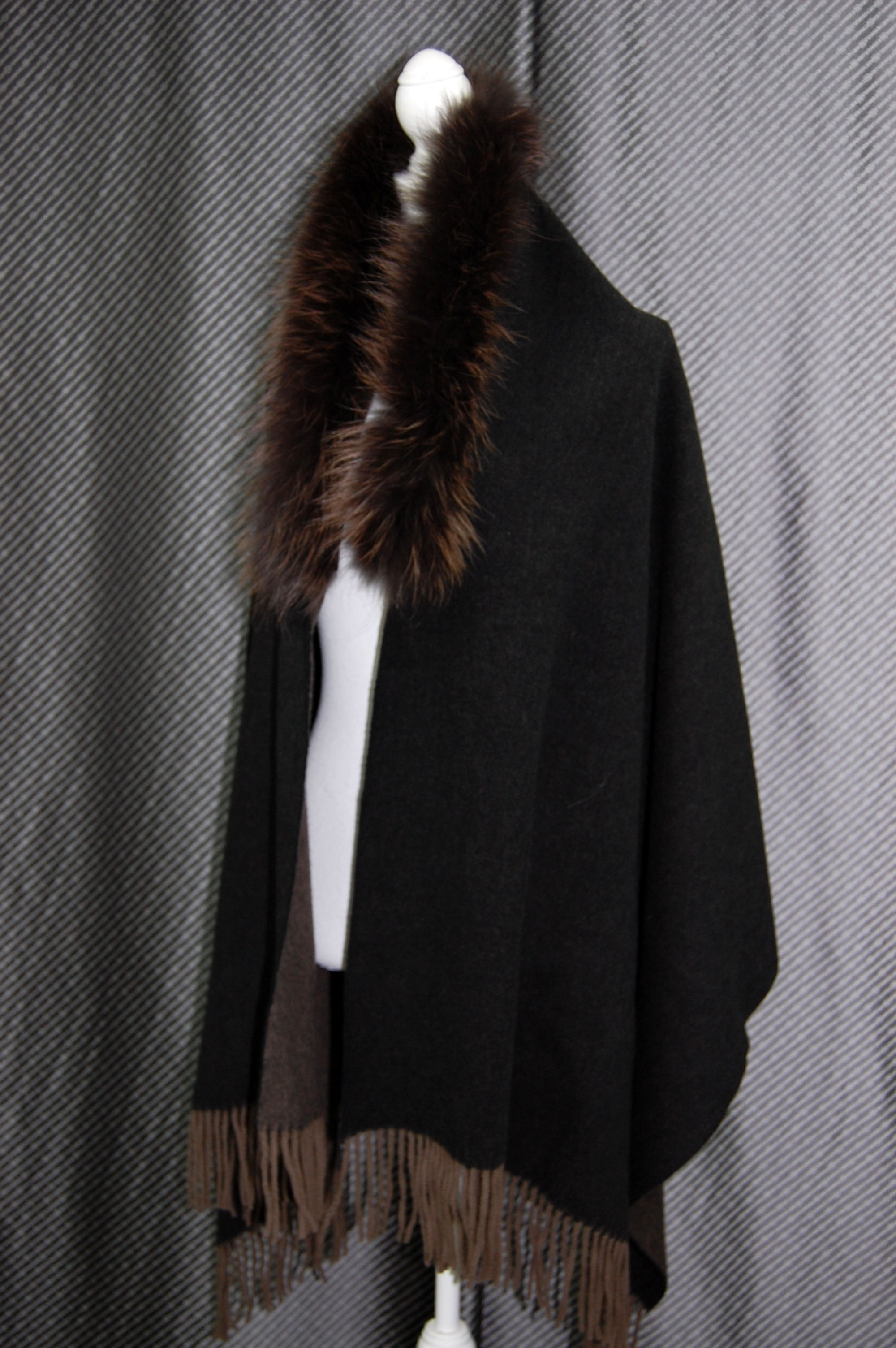 バイカラーウール　大判ストール　チャイナラクーントリムの画像