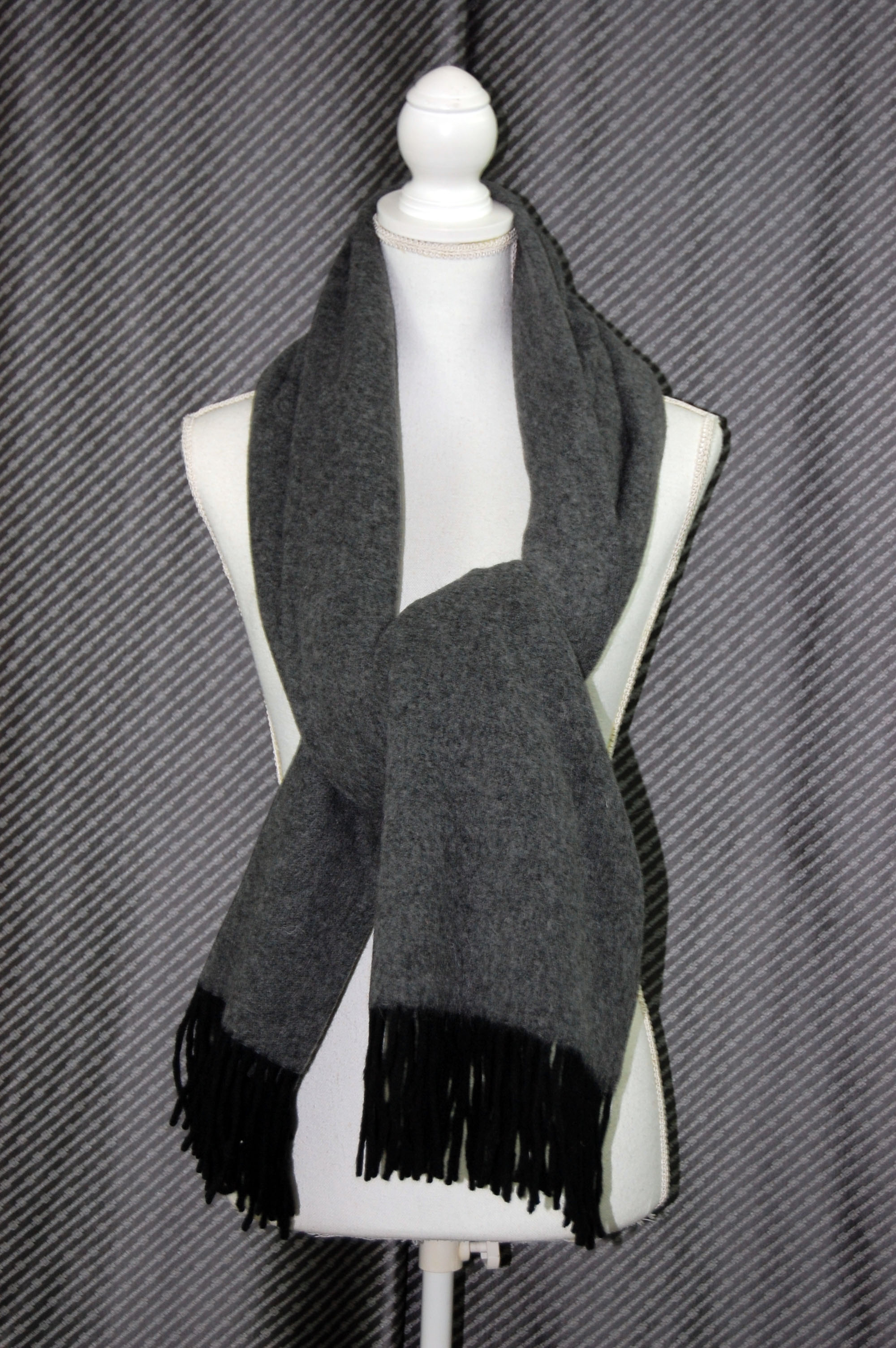 バイカラーウール　大判ストール　チャイナラクーントリムの画像