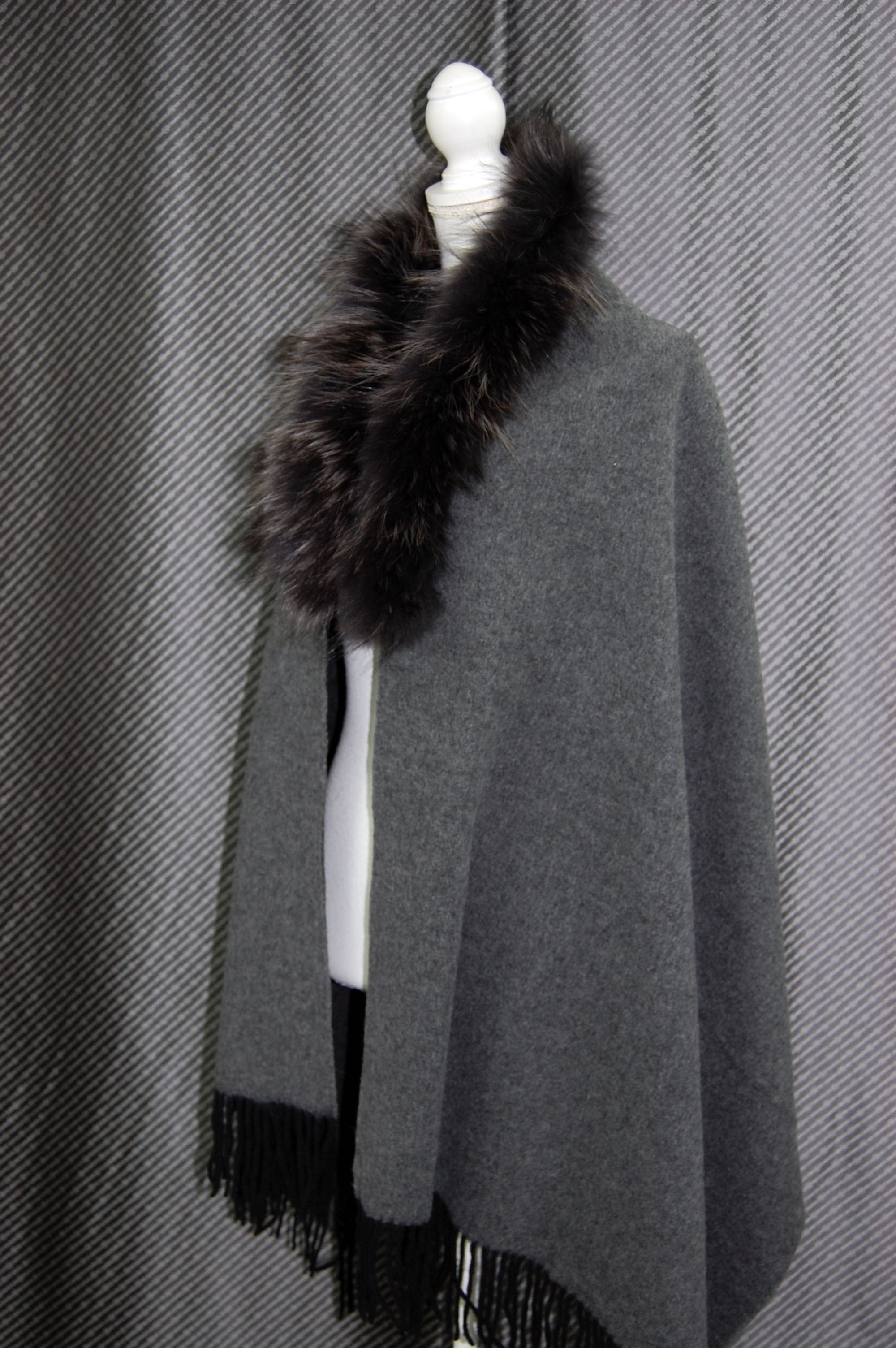 バイカラーウール　大判ストール　チャイナラクーントリムの画像