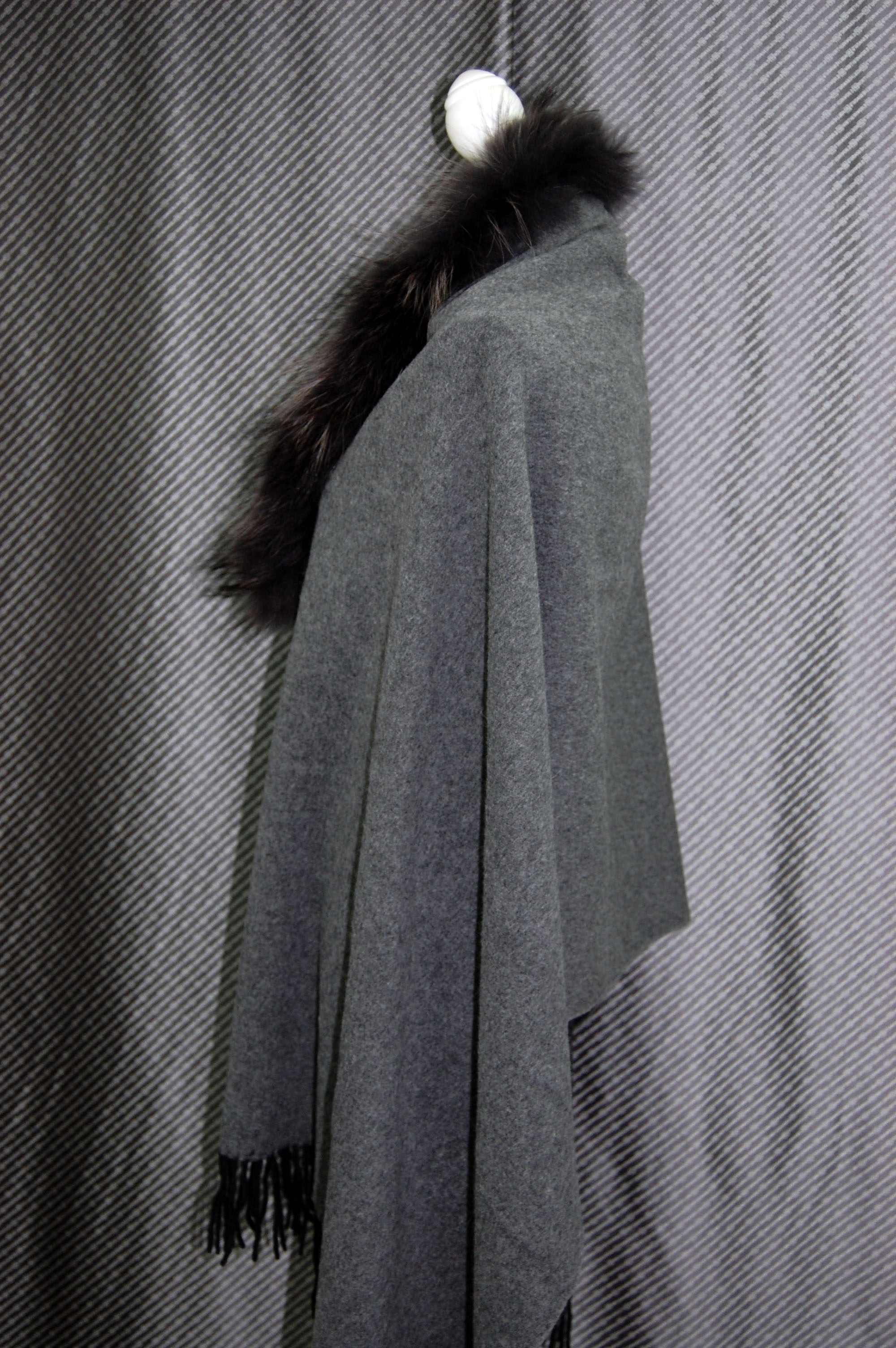 バイカラーウール　大判ストール　チャイナラクーントリムの画像