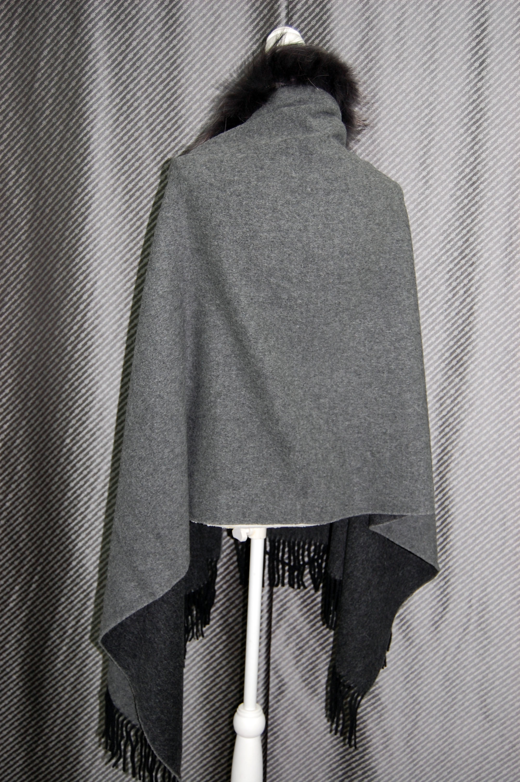 バイカラーウール　大判ストール　チャイナラクーントリムの画像