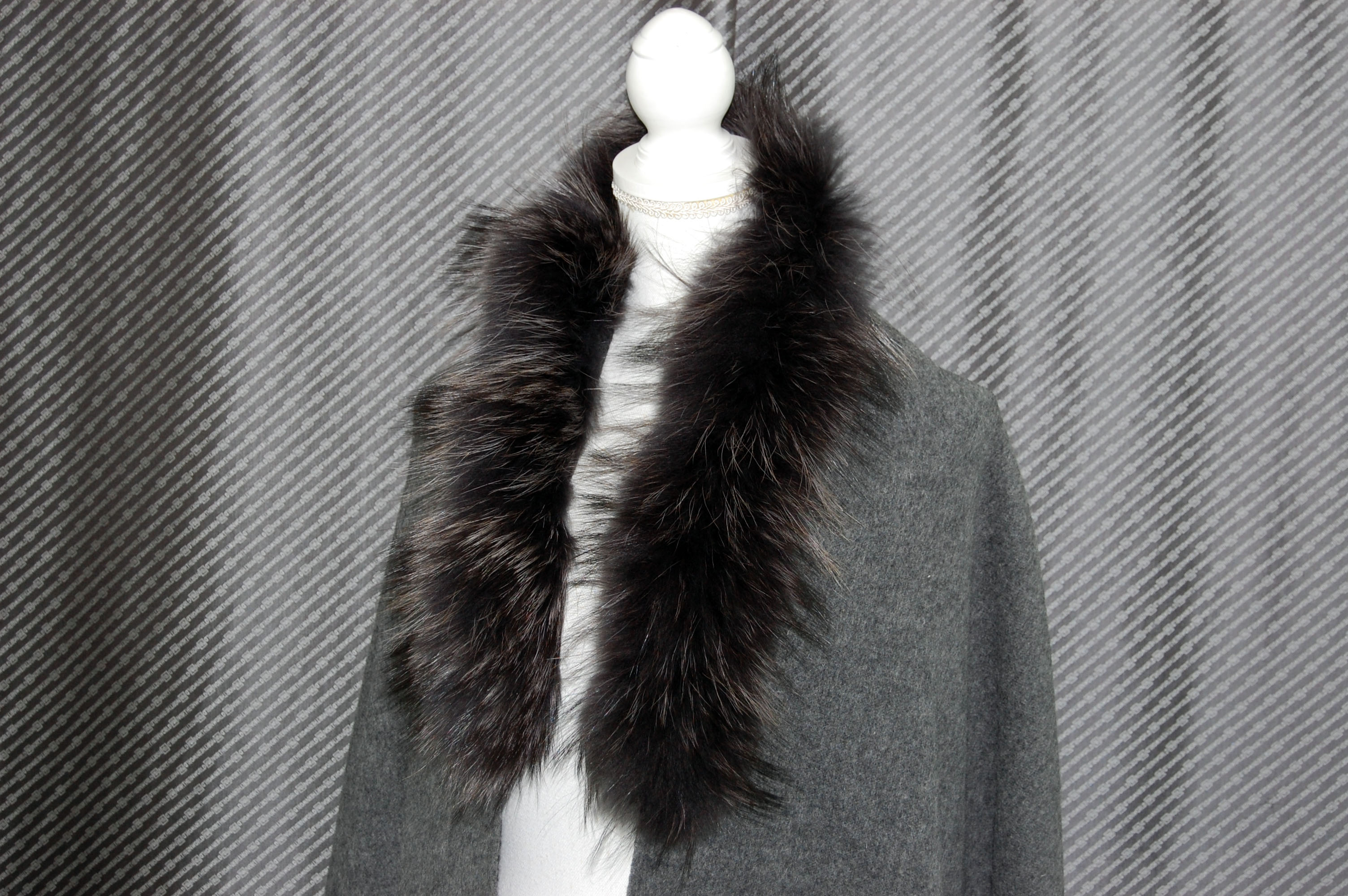 バイカラーウール　大判ストール　チャイナラクーントリムの画像