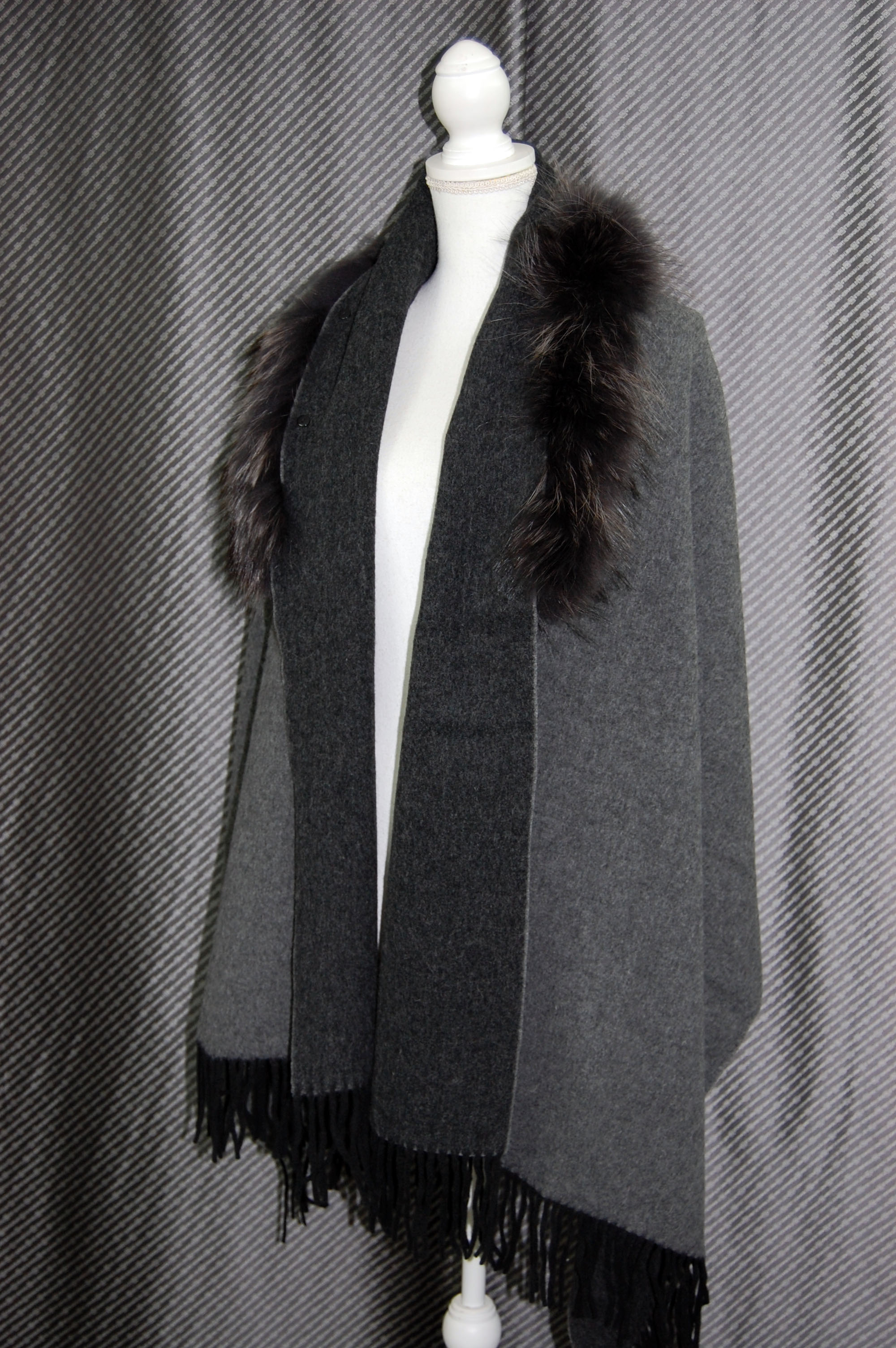 バイカラーウール　大判ストール　チャイナラクーントリムの画像