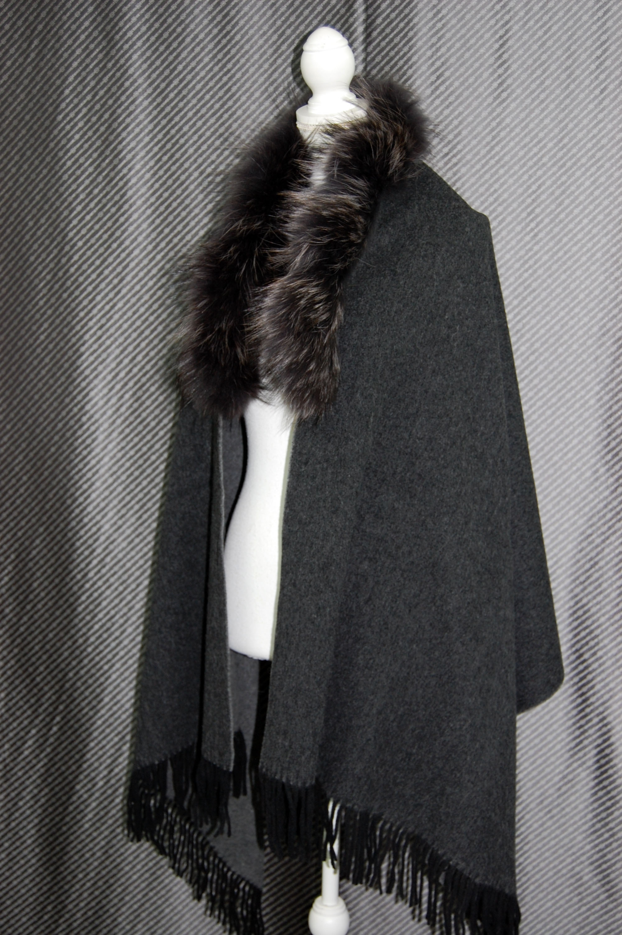 バイカラーウール　大判ストール　チャイナラクーントリムの画像