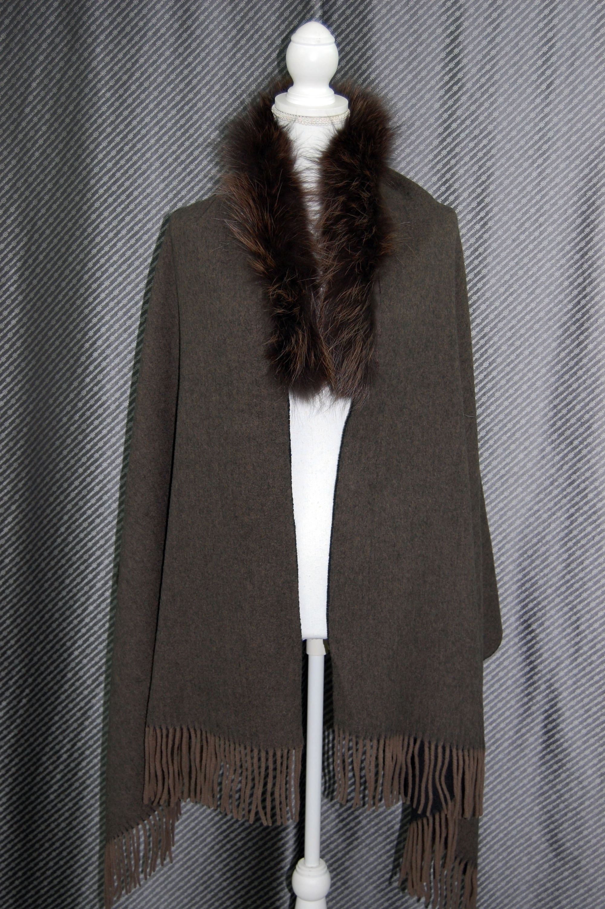 バイカラーウール　大判ストール　チャイナラクーントリムの画像