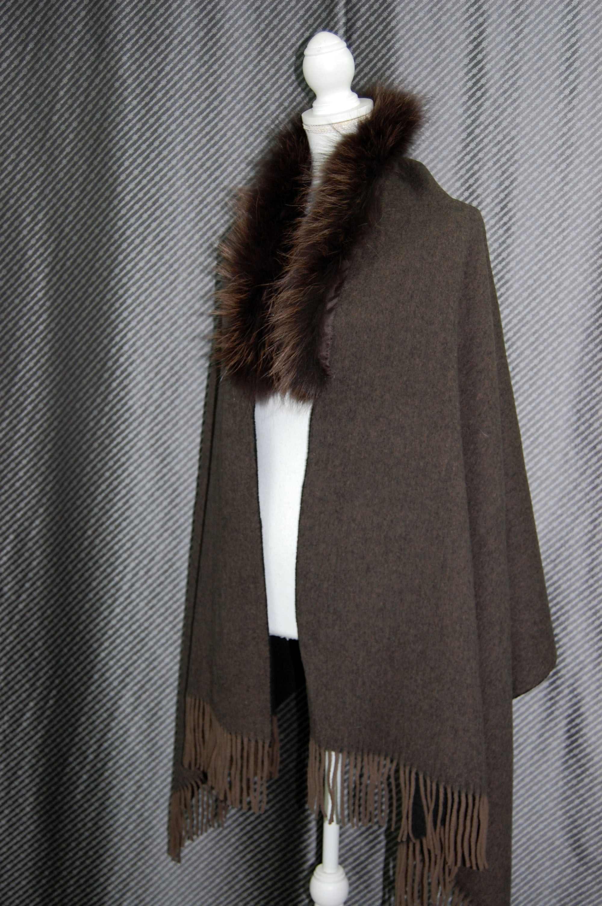 バイカラーウール　大判ストール　チャイナラクーントリムの画像