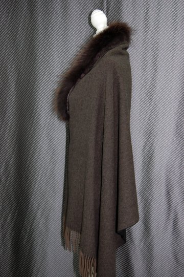 バイカラーウール　大判ストール　チャイナラクーントリムの画像