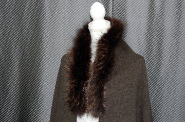 バイカラーウール　大判ストール　チャイナラクーントリムの画像