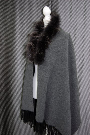 バイカラーウール　大判ストール　チャイナラクーントリムの画像