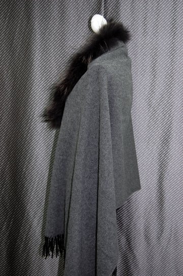 バイカラーウール　大判ストール　チャイナラクーントリムの画像